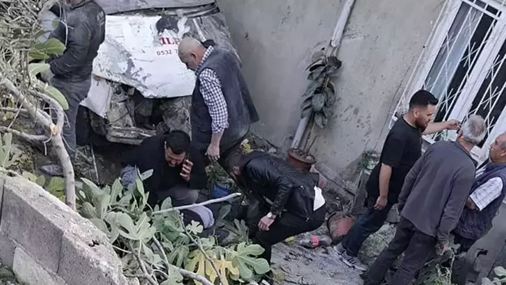 Denizli’de Kamyonet Evin Bahçesine Düştü: 1 Ölü, 3 Yaralı