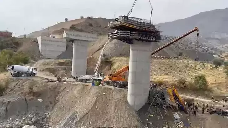 Diyarbakır’da Viyadük İnşaatında İskele Çöktü: 4 İşçi Hayatını Kaybetti, 1 Yaralı