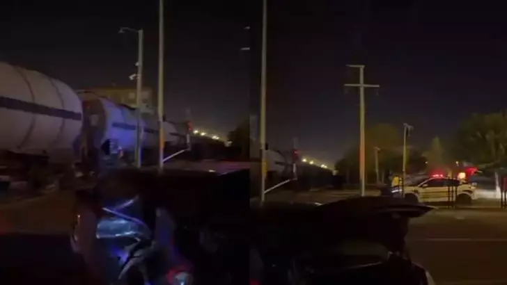 Diyarbakır’da Yük Treni Hemzemin Geçitte Otomobile Çarptı: Sürücü Kaçtı Aynı Gün İkinci Tren Kazası Yaşandı