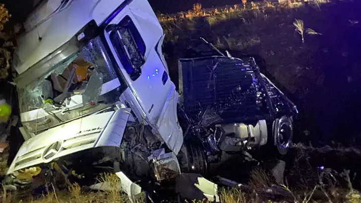 Doğanşehir’de Şarampole Devrilen TIR’ın Sürücüsü Hayatını Kaybetti