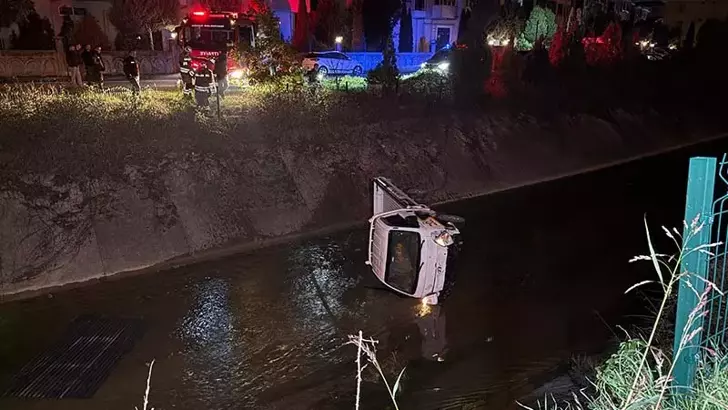 Düzce’de Sulama Kanalına Devrilen Kamyonetin Alkollü Sürücüsü Yaralandı