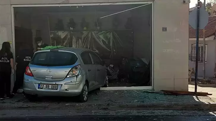 Edirne’de Otomobil Fırına Girdi: 4 Kişi Yaralandı