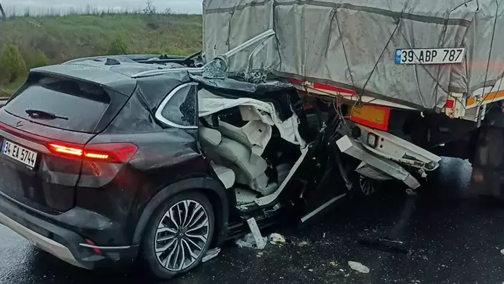 Edirne’de Otomobil TIR’a Çarptı: 2’si Ağır 3 Yaralı