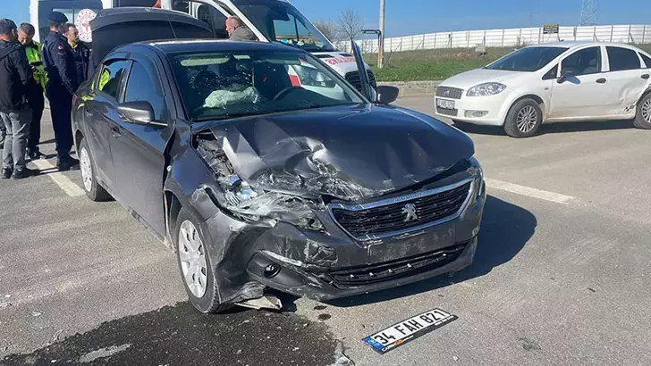Edirne’nin İpsala ilçesinde iki otomobilin kavşakta çarpışması sonucu 8 kişi yaralandı