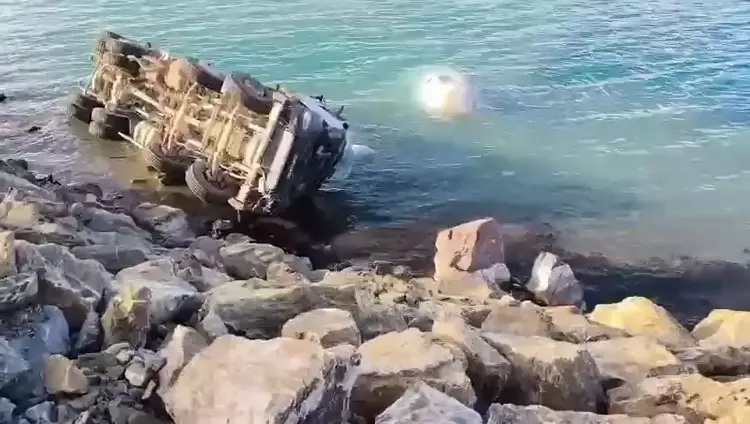 Elazığ’da Beton Mikseri Hazar Gölü’ne Uçtu: Sürücü Kurtarıldı