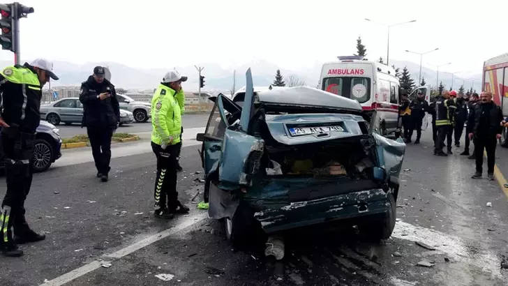 Erzurum’da Freni Boşalan Kamyon Zincirleme Kazaya Yol Açtı: 2 Yaralı