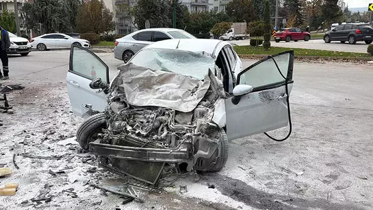 Eskişehir’de Kamyona Çarpan Otomobilin Sürücüsü Hayatını Kaybetti