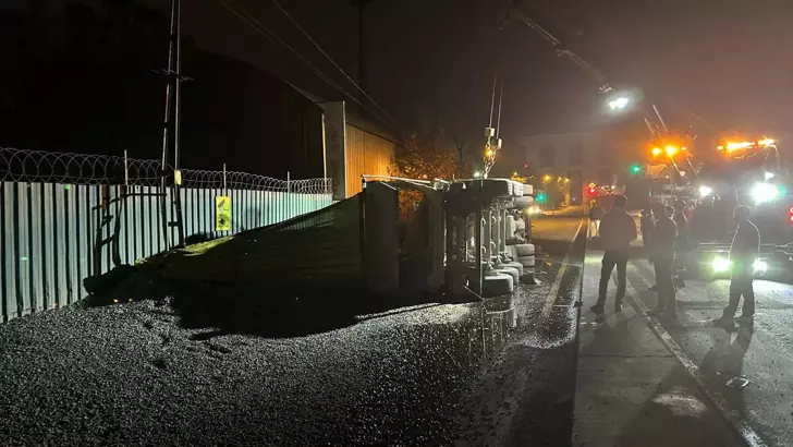 Eyüpsultan’da Mıcır Yüklü Hafriyat Kamyonu Devrildi: Sürücü Yaralandı