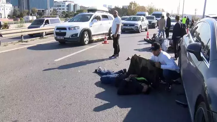 Eyüpsultan’da Otomobile Çarpan Motosiklet Sürücüsü Ağır Yaralandı