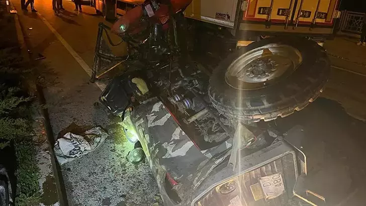 Ezine’de TIR ile Traktör Çarpıştı: Sürücü ve Eşi Hayatını Kaybetti