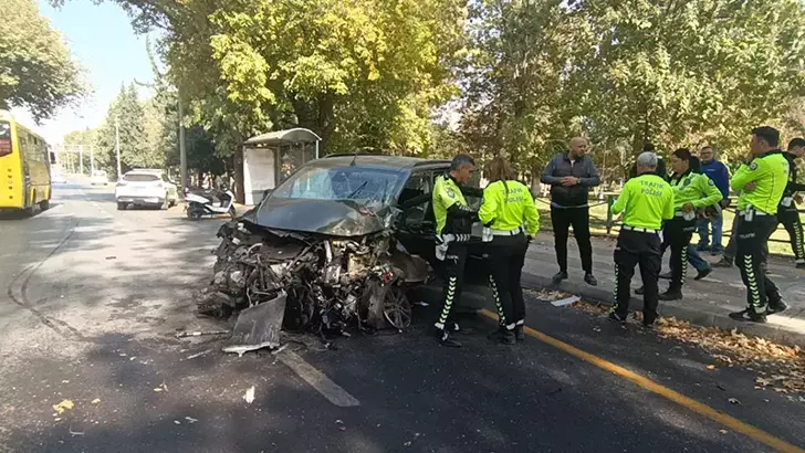 Gaziantep’te hafif ticari araç refüje çarpıp direğe girdi: Sürücü ağır yaralı