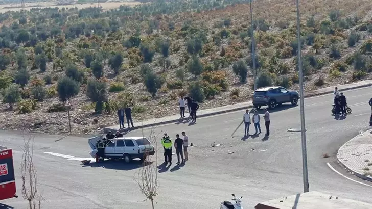 Gaziantep’te iki otomobil çarpıştı: 4 kişi yaralandı