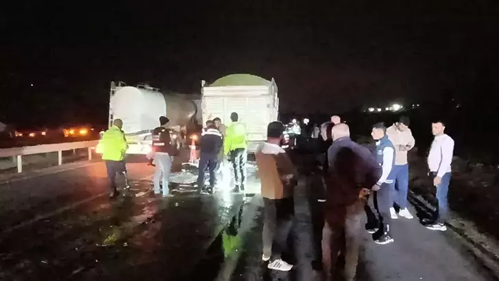 Gaziantep’te otomobil kamyona çarptı: Aynı aileden 3 kişi hayatını kaybetti