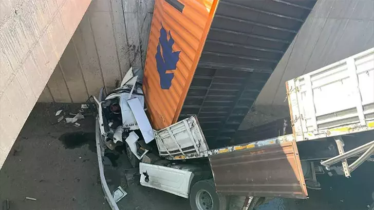 Gaziantep’te TIR köprüden düştü: 2 yaralı