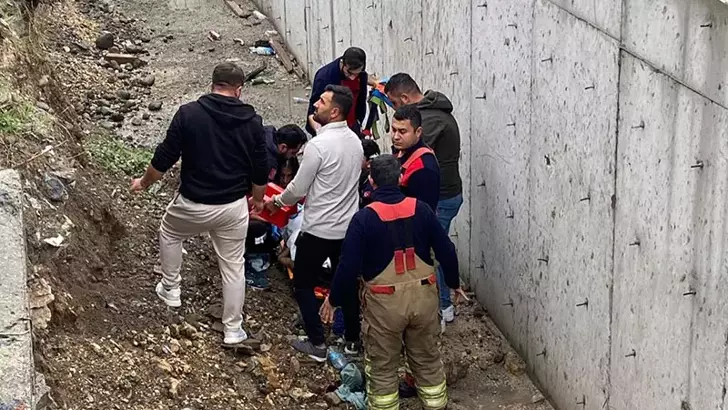 Hatay’da Hafif Ticari Araç Yayaya Çarptı: Genç Kadın Kanala Düşerek Hayatını Kaybetti