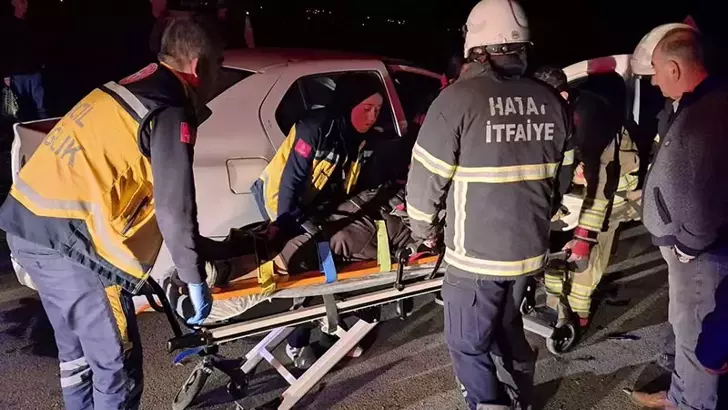 Hatay’da İki Otomobil Çarpıştı: 4 Yaralı