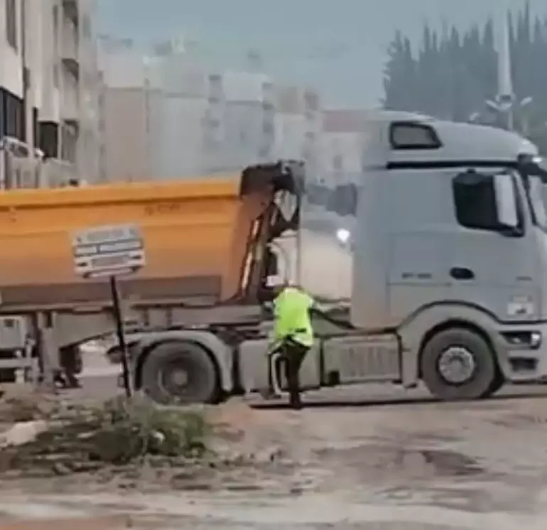 Hatay’da Polis Memuru Yoldaki Çukuru Kürekle Kapatıp Trafiği Rahatlattı