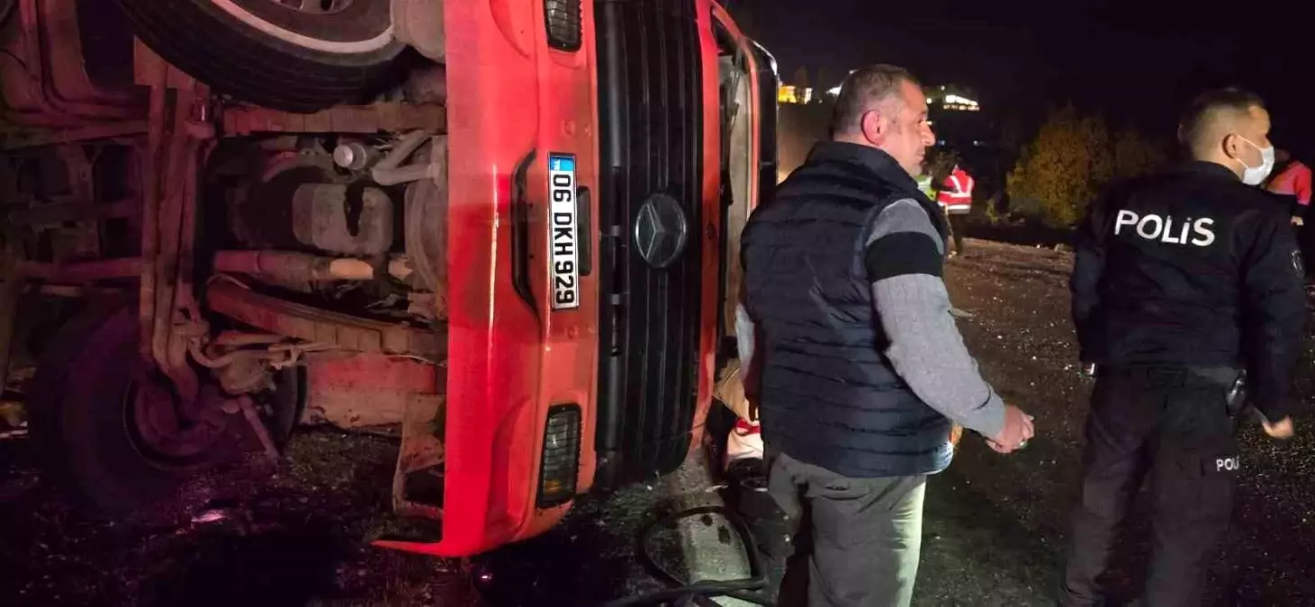 Haymana’da Mangal Kömürü Yüklü Tır Devrildi: 1 Yaralı