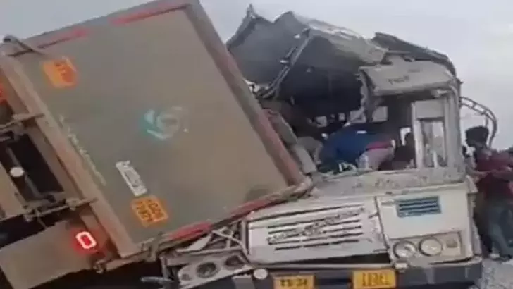 Hindistan’da Otobüs ile Kamyon Çarpıştı: 20 Ölü, Çok Sayıda Yaralı