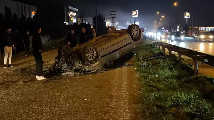 İnegöl’de Otomobil Takla Atarak Ters Döndü: 2 Yaralı