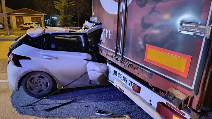 İnegöl’de Park Halindeki TIR’a Çarpan Otomobilin Sürücüsü Yaralandı