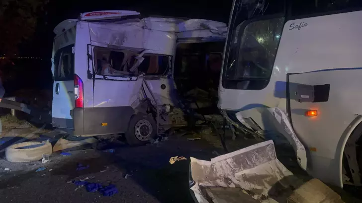 İzmir’de Servis Otobüsü ile Servis Minibüsü Çarpıştı: 13 Yaralı