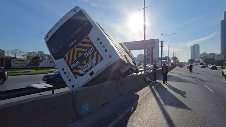 Kadıköy’de Servis Minibüsü Hafif Ticari Araca Çarpıp Yan Yattı