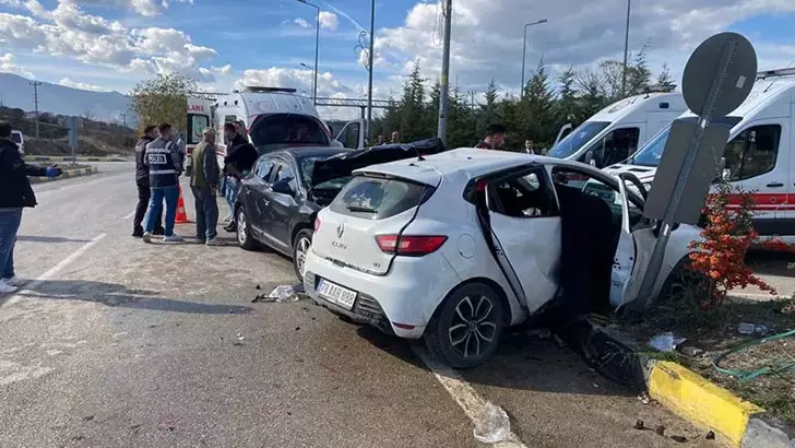Karabük’te kavşakta iki otomobil çarpıştı: 7 yaralı
