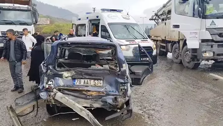 Karabük’te Otomobil ile Kamyon Çarpıştı: 1’i Çocuk 5 Yaralı