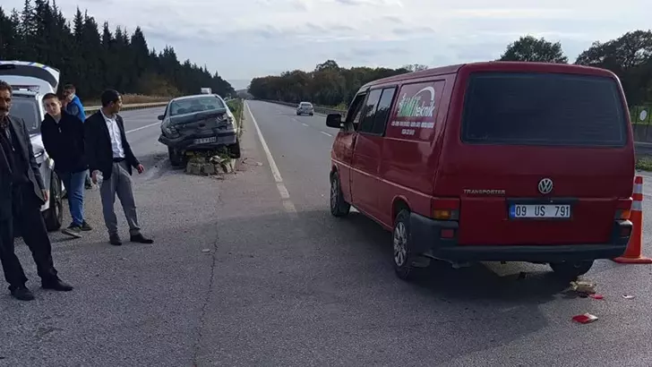 Karacabey’de Otomobil ile Minibüs Çarpıştı: 2 Yaralı