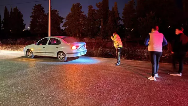 Kaza Yapan Motosiklet Sürücüsünün Kırılan Dişlerini Telefon Işığıyla Aradılar