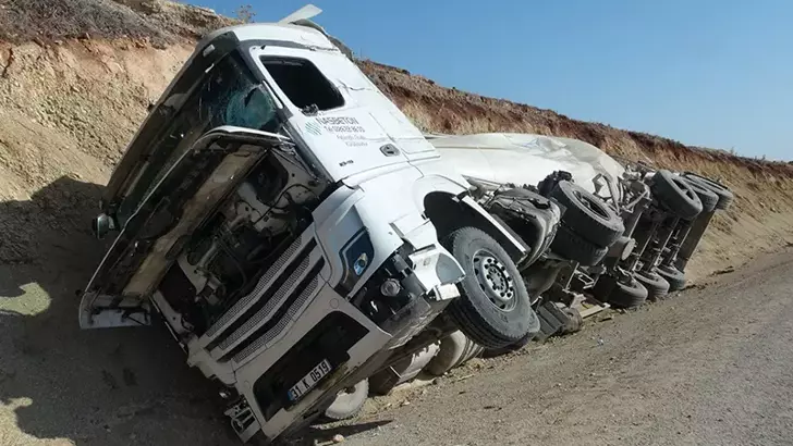 Kilis’te zincirleme kaza: Beton mikseri devrildi