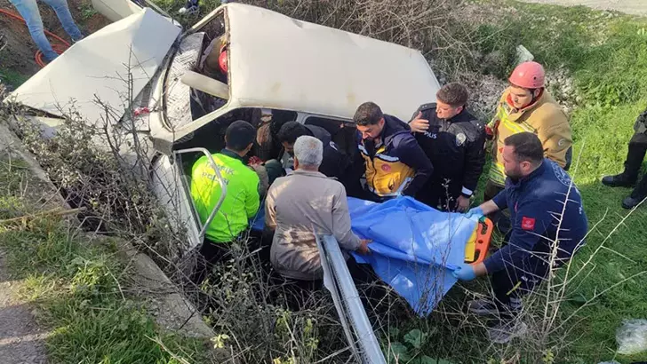 Kırkağaç’ta Otomobil Şarampole Devrildi: 2 Ağır Yaralı