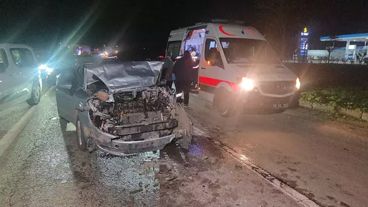 Kırmızı Işıkta Bekleyen Araca Arkadan Çarpan Otomobil: 5 Yaralı