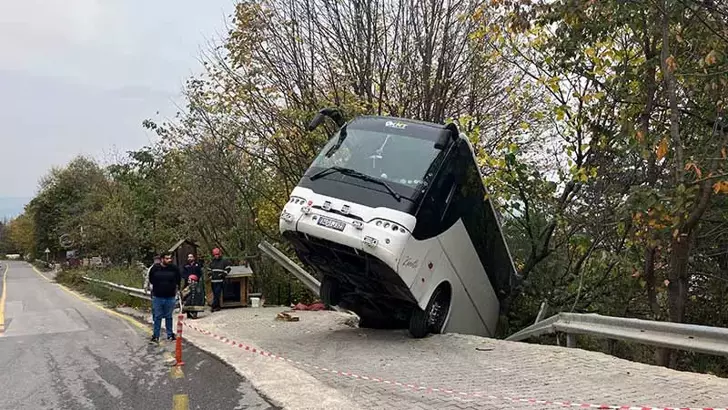 Kocaeli’de Park Halindeki Tur Otobüsü Hareket Edip Şarampole Düştü