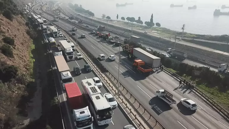 Kocaeli’de TIR karşı şeride geçti: 3 araçla çarpıştı, TEM’de trafik durdu
