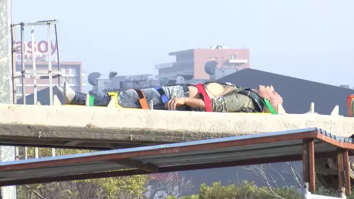 Küçükçekmece’de 18 metre derinlikte kaza geçiren işçi vinçle kurtarıldı