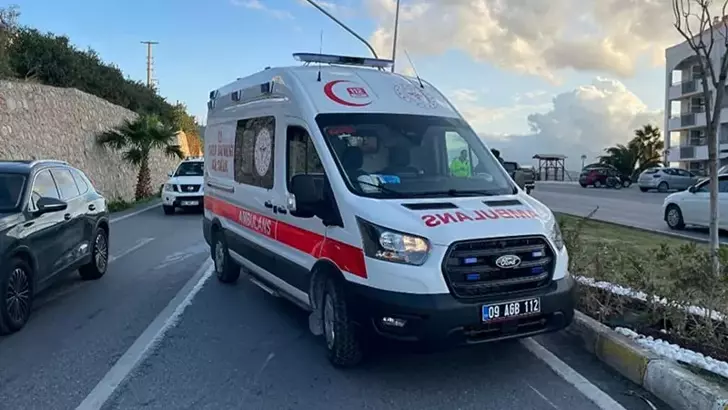 Kuşadası’nda Motosiklet Refüje Çarptı: 1 Ölü, 1 Ağır Yaralı