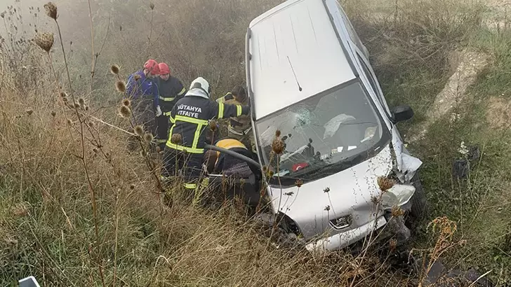 Kütahya’da hafif ticari araç su kanalına uçtu: 2 yaralı