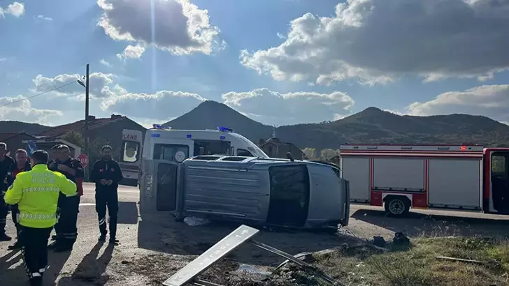 Kütahya’da Hafif Ticari Araç Takla Attı: 7 Yaralı
