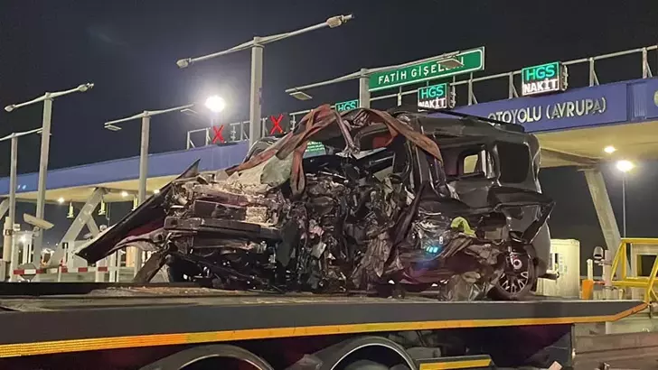 Kuzey Marmara Otoyolu’nda Gişelere Çarpan Hafif Ticari Aracın Sürücüsü Ağır Yaralandı