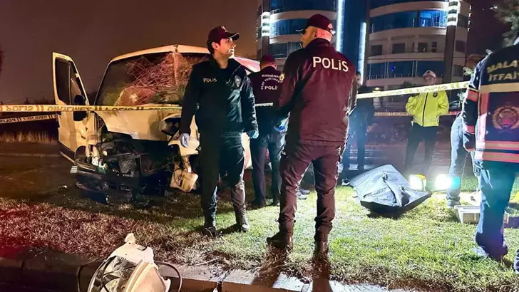 Malatya’da Aydınlatma Direğine Çarpan Minibüsün Sürücüsü Hayatını Kaybetti