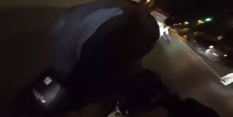 Maltepe’de Hatalı Şerit Değiştiren Otomobile Motosiklet Çarptı: Kaza Kamerada