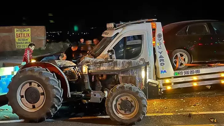 Manisa’da Traktör ile Çekici Çarpıştı: 4 Yaralı