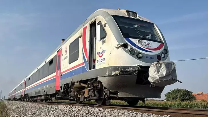 Manisa’da trenin çarptığı kamyonet ikiye bölündü: Sürücü yara almadan kurtuldu