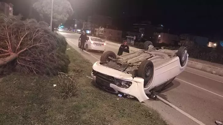 Otomobil Ağaca Çarpıp Ters Döndü: 1 Yaralı