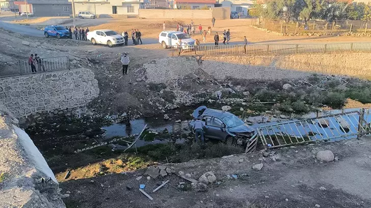 Otomobil Köprüden Kanala Düştü: 1 Ölü, 2 Yaralı