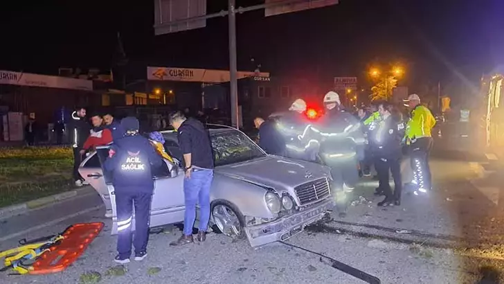 Polisten Kaçarken Otomobiliyle Kaza Yaptı: 2 Yaralı