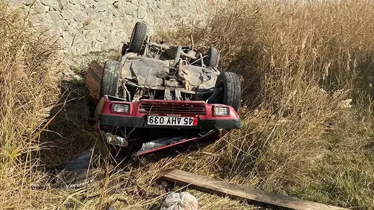 Salihli’de Otomobil Tarlaya Uçtu: 1’i Bebek 5 Yaralı