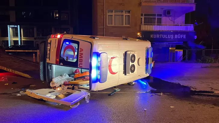 Samsun’da ambulans ile otomobil çarpıştı: 5 kişi yaralandı